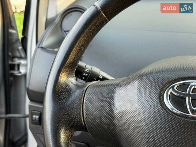 Серый Тойота Ярис, объемом двигателя 1 л и пробегом 230 тыс. км за 2999 $, фото 64 на Automoto.ua