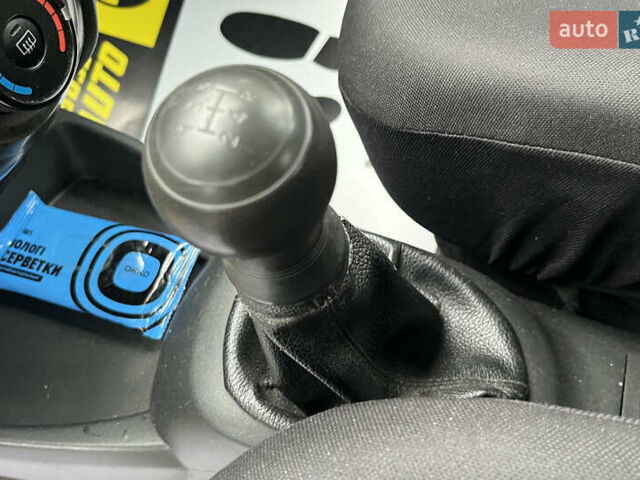 Серый Тойота Ярис, объемом двигателя 1 л и пробегом 230 тыс. км за 3450 $, фото 13 на Automoto.ua