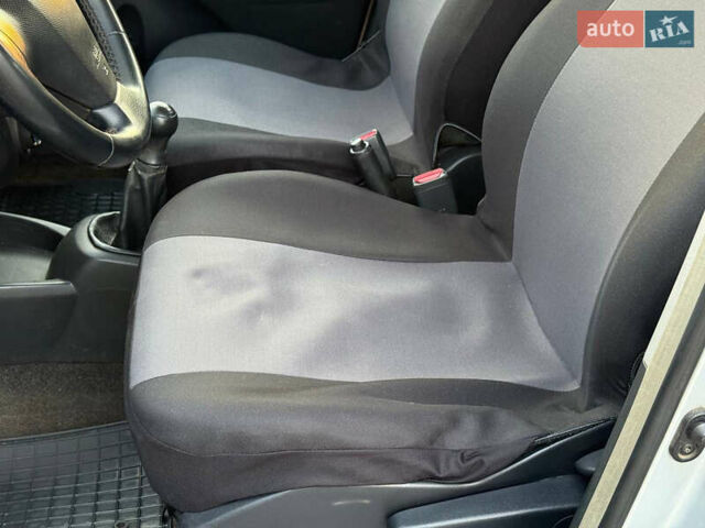 Серый Тойота Ярис, объемом двигателя 1 л и пробегом 230 тыс. км за 2999 $, фото 61 на Automoto.ua