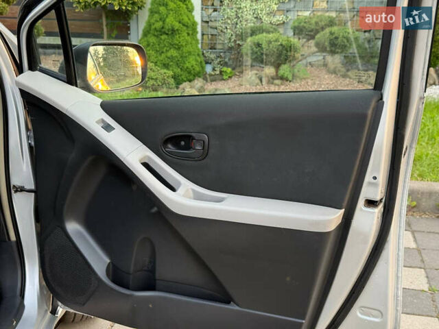 Серый Тойота Ярис, объемом двигателя 1 л и пробегом 230 тыс. км за 2999 $, фото 73 на Automoto.ua