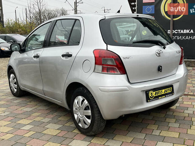 Серый Тойота Ярис, объемом двигателя 1 л и пробегом 230 тыс. км за 3450 $, фото 4 на Automoto.ua