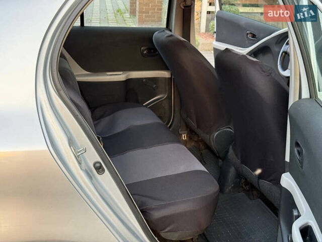 Серый Тойота Ярис, объемом двигателя 1 л и пробегом 230 тыс. км за 2999 $, фото 77 на Automoto.ua