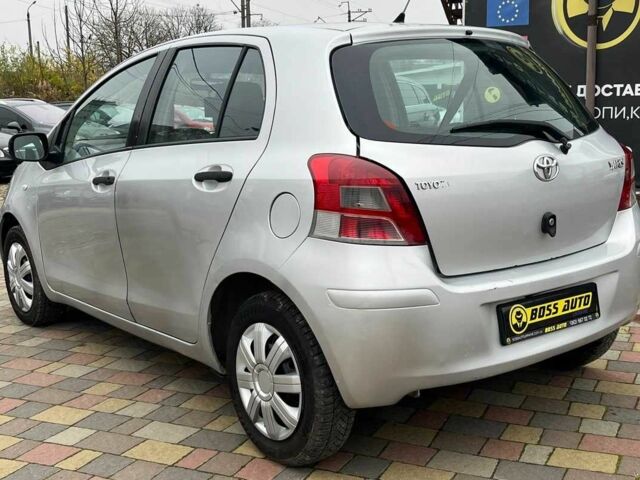 Серый Тойота Ярис, объемом двигателя 1 л и пробегом 230 тыс. км за 3450 $, фото 4 на Automoto.ua