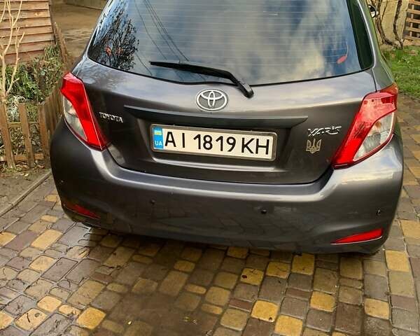 Серый Тойота Ярис, объемом двигателя 1 л и пробегом 150 тыс. км за 6200 $, фото 1 на Automoto.ua