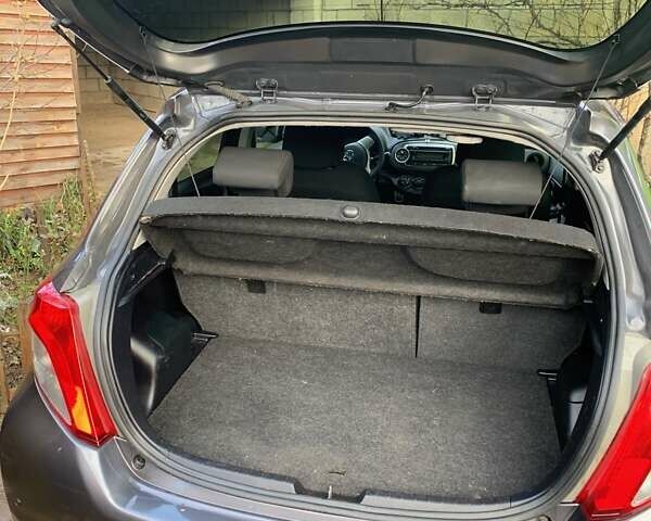 Серый Тойота Ярис, объемом двигателя 1 л и пробегом 150 тыс. км за 6200 $, фото 4 на Automoto.ua