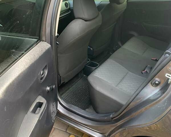 Серый Тойота Ярис, объемом двигателя 1 л и пробегом 150 тыс. км за 6200 $, фото 6 на Automoto.ua