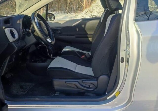 Серый Тойота Ярис, объемом двигателя 0 л и пробегом 74 тыс. км за 8500 $, фото 6 на Automoto.ua