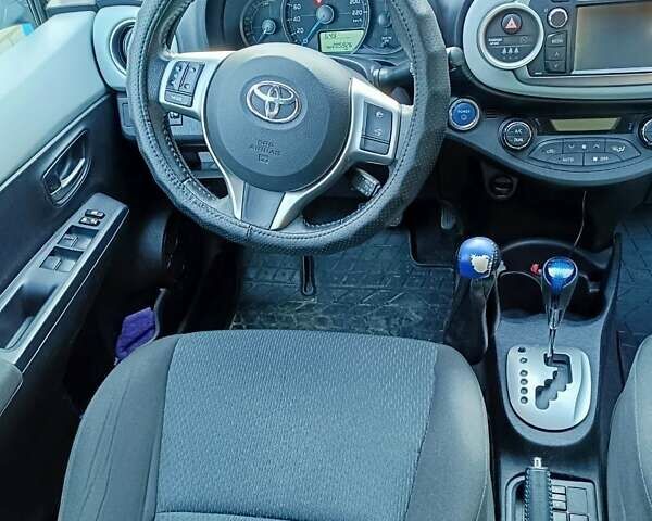 Сірий Тойота Яріс, об'ємом двигуна 1.5 л та пробігом 216 тис. км за 10000 $, фото 6 на Automoto.ua