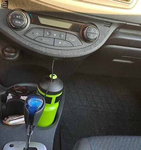 Сірий Тойота Яріс, об'ємом двигуна 1.5 л та пробігом 216 тис. км за 10000 $, фото 3 на Automoto.ua