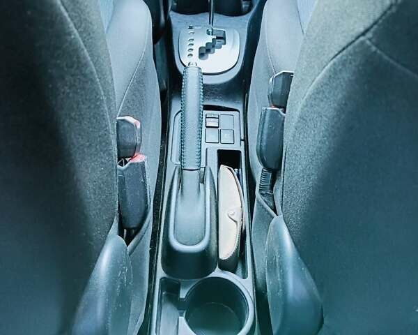 Сірий Тойота Яріс, об'ємом двигуна 1.5 л та пробігом 216 тис. км за 10000 $, фото 18 на Automoto.ua