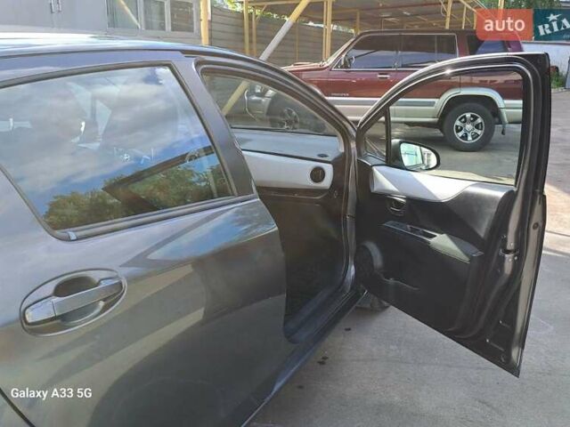 Сірий Тойота Яріс, об'ємом двигуна 1.5 л та пробігом 216 тис. км за 10000 $, фото 14 на Automoto.ua