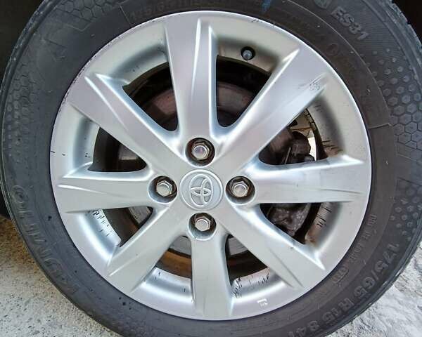 Сірий Тойота Яріс, об'ємом двигуна 1.5 л та пробігом 216 тис. км за 10000 $, фото 17 на Automoto.ua