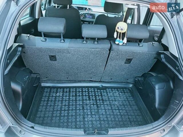Сірий Тойота Яріс, об'ємом двигуна 1.5 л та пробігом 216 тис. км за 10000 $, фото 4 на Automoto.ua