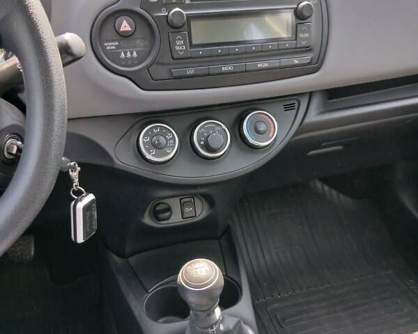 Серый Тойота Ярис, объемом двигателя 1.3 л и пробегом 32 тыс. км за 11700 $, фото 2 на Automoto.ua