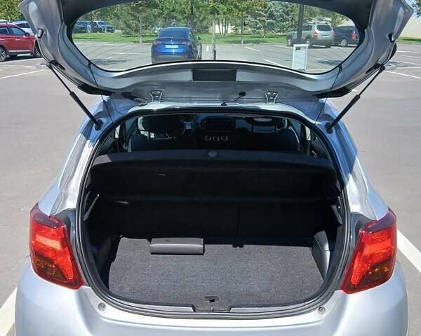 Серый Тойота Ярис, объемом двигателя 1.3 л и пробегом 32 тыс. км за 11700 $, фото 6 на Automoto.ua