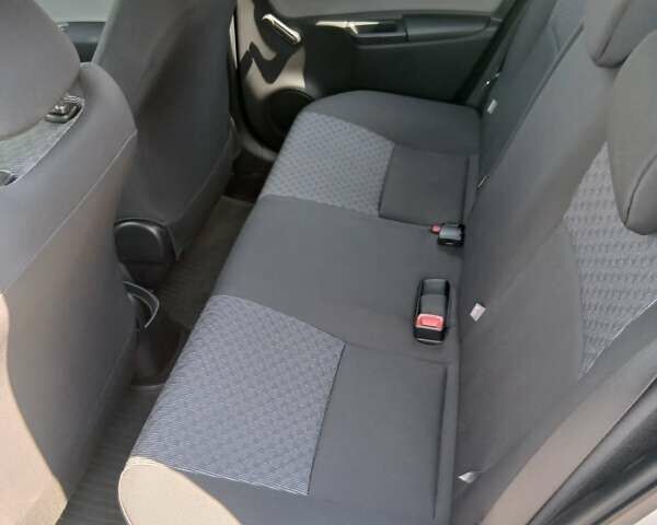 Серый Тойота Ярис, объемом двигателя 1.3 л и пробегом 32 тыс. км за 11700 $, фото 5 на Automoto.ua