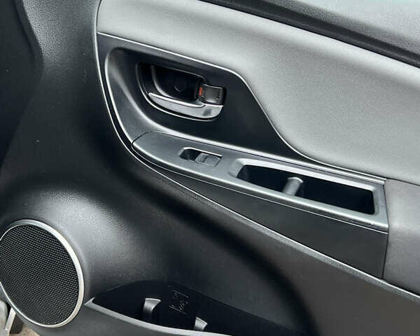 Серый Тойота Ярис, объемом двигателя 1.5 л и пробегом 140 тыс. км за 11500 $, фото 30 на Automoto.ua