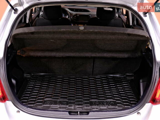 Сірий Тойота Яріс, об'ємом двигуна 1.5 л та пробігом 148 тис. км за 11900 $, фото 43 на Automoto.ua