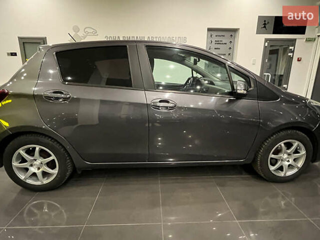 Серый Тойота Ярис, объемом двигателя 1 л и пробегом 247 тыс. км за 8000 $, фото 7 на Automoto.ua