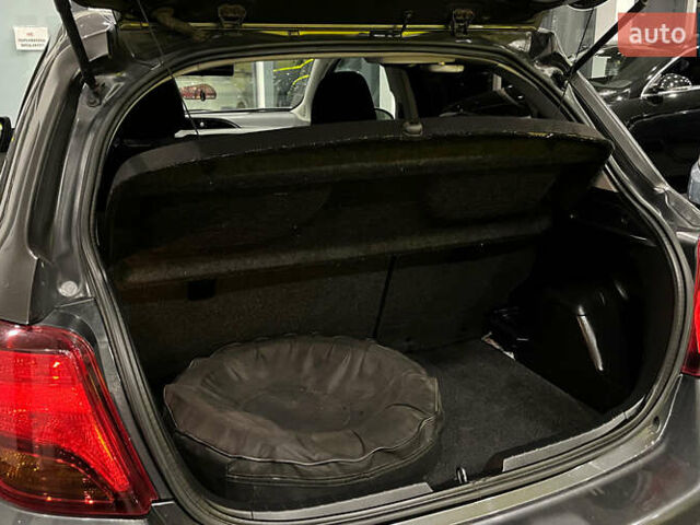 Серый Тойота Ярис, объемом двигателя 1 л и пробегом 247 тыс. км за 8000 $, фото 19 на Automoto.ua