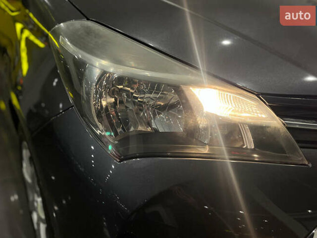 Серый Тойота Ярис, объемом двигателя 1 л и пробегом 247 тыс. км за 8000 $, фото 20 на Automoto.ua