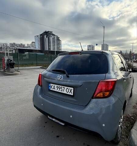Серый Тойота Ярис, объемом двигателя 1.5 л и пробегом 75 тыс. км за 7500 $, фото 2 на Automoto.ua