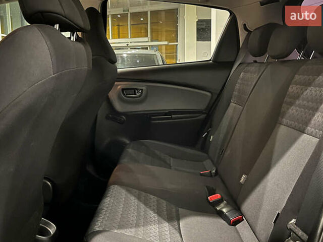 Серый Тойота Ярис, объемом двигателя 1 л и пробегом 247 тыс. км за 8000 $, фото 17 на Automoto.ua