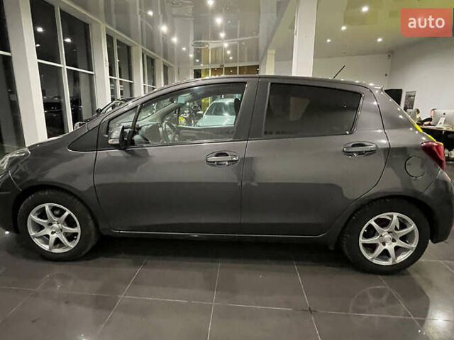 Серый Тойота Ярис, объемом двигателя 1 л и пробегом 247 тыс. км за 8000 $, фото 3 на Automoto.ua