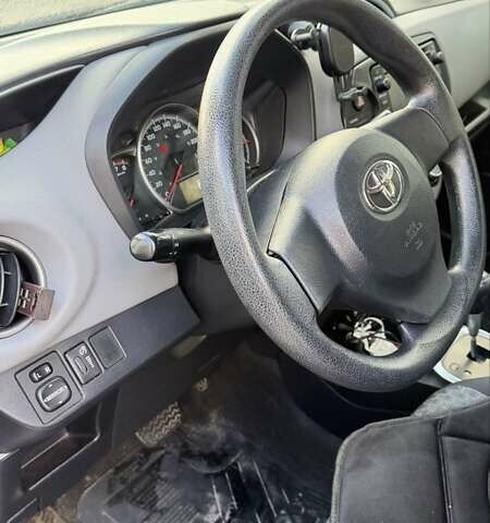 Серый Тойота Ярис, объемом двигателя 1.5 л и пробегом 75 тыс. км за 7500 $, фото 6 на Automoto.ua