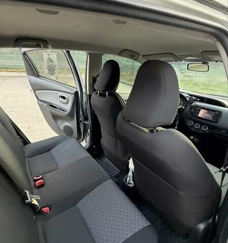 Серый Тойота Ярис, объемом двигателя 1.5 л и пробегом 75 тыс. км за 7500 $, фото 18 на Automoto.ua