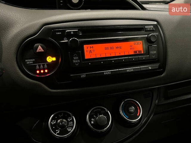 Серый Тойота Ярис, объемом двигателя 1 л и пробегом 247 тыс. км за 8000 $, фото 13 на Automoto.ua