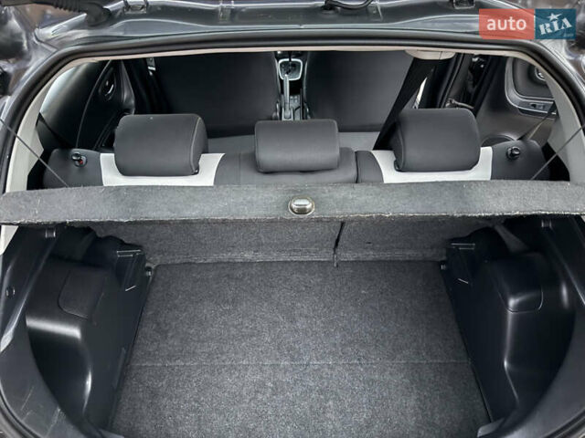 Сірий Тойота Яріс, об'ємом двигуна 1.5 л та пробігом 100 тис. км за 14999 $, фото 45 на Automoto.ua