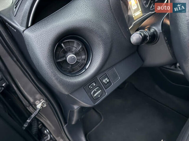 Сірий Тойота Яріс, об'ємом двигуна 1.5 л та пробігом 100 тис. км за 14999 $, фото 49 на Automoto.ua