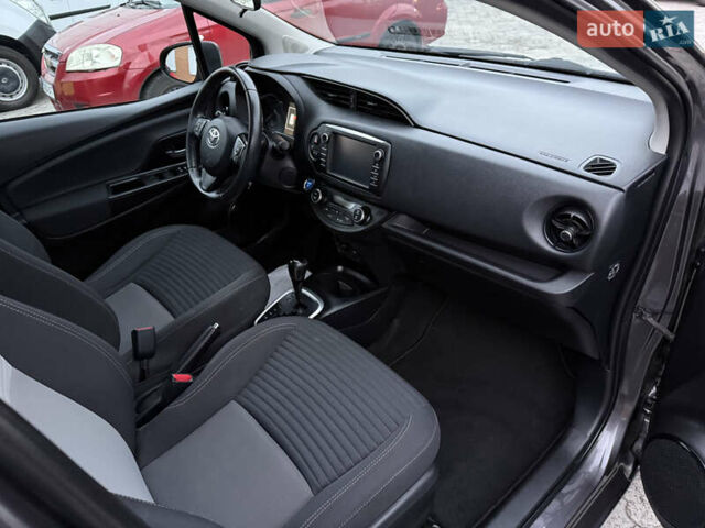 Сірий Тойота Яріс, об'ємом двигуна 1.5 л та пробігом 100 тис. км за 14999 $, фото 3 на Automoto.ua