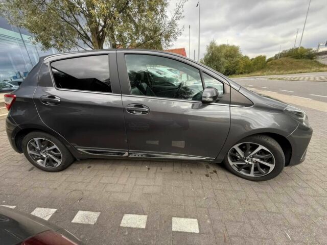 Серый Тойота Ярис, объемом двигателя 1 л и пробегом 43 тыс. км за 5600 $, фото 6 на Automoto.ua