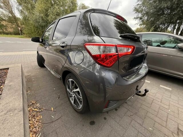 Серый Тойота Ярис, объемом двигателя 1 л и пробегом 43 тыс. км за 5600 $, фото 3 на Automoto.ua