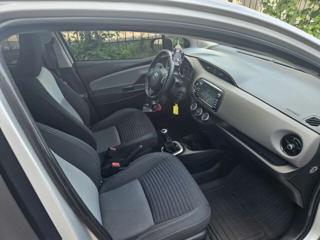 Серый Тойота Ярис, объемом двигателя 1 л и пробегом 207 тыс. км за 9950 $, фото 2 на Automoto.ua