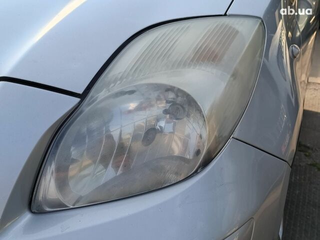 Сірий Тойота Яріс, об'ємом двигуна 1 л та пробігом 210 тис. км за 4490 $, фото 4 на Automoto.ua