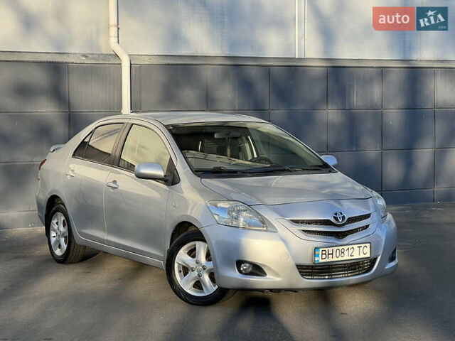 Серый Тойота Ярис, объемом двигателя 1.3 л и пробегом 181 тыс. км за 7300 $, фото 2 на Automoto.ua