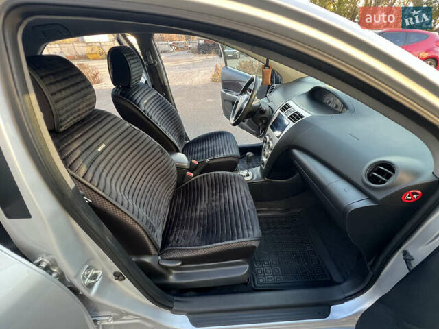 Серый Тойота Ярис, объемом двигателя 1.3 л и пробегом 181 тыс. км за 7300 $, фото 58 на Automoto.ua