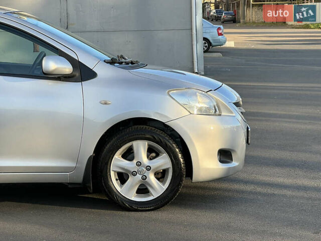 Серый Тойота Ярис, объемом двигателя 1.3 л и пробегом 181 тыс. км за 7300 $, фото 47 на Automoto.ua