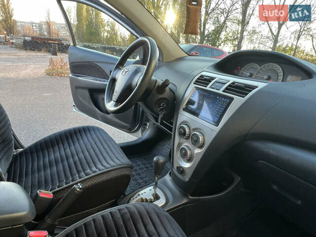 Серый Тойота Ярис, объемом двигателя 1.3 л и пробегом 181 тыс. км за 7300 $, фото 61 на Automoto.ua