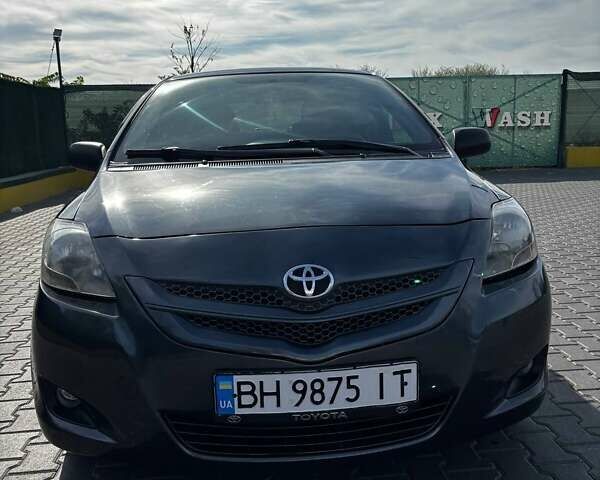 Серый Тойота Ярис, объемом двигателя 1.5 л и пробегом 250 тыс. км за 5800 $, фото 2 на Automoto.ua