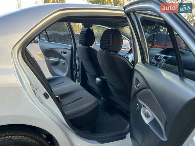 Серый Тойота Ярис, объемом двигателя 1.3 л и пробегом 181 тыс. км за 7300 $, фото 55 на Automoto.ua