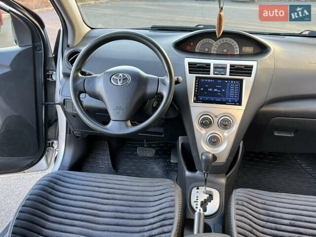 Серый Тойота Ярис, объемом двигателя 1.3 л и пробегом 181 тыс. км за 7300 $, фото 79 на Automoto.ua