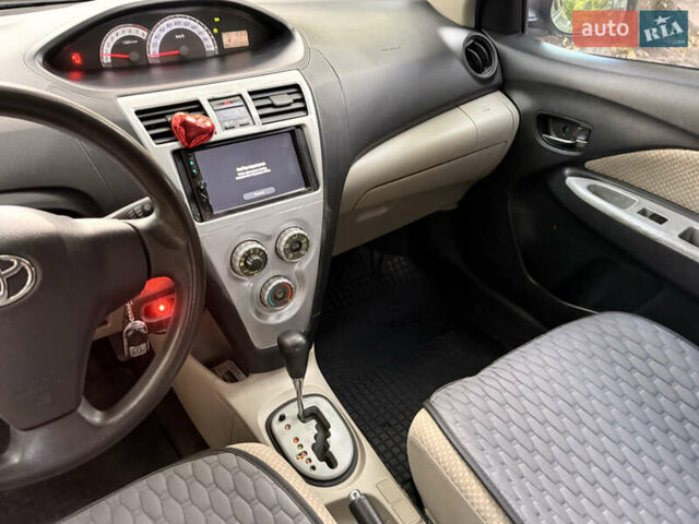 Серый Тойота Ярис, объемом двигателя 1.3 л и пробегом 195 тыс. км за 5700 $, фото 4 на Automoto.ua