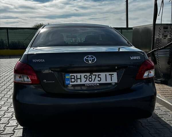 Серый Тойота Ярис, объемом двигателя 1.5 л и пробегом 250 тыс. км за 5800 $, фото 1 на Automoto.ua