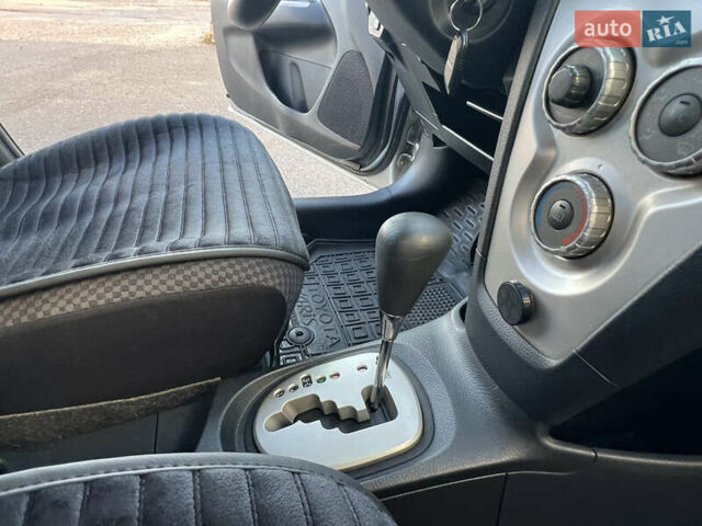 Серый Тойота Ярис, объемом двигателя 1.3 л и пробегом 181 тыс. км за 7300 $, фото 62 на Automoto.ua
