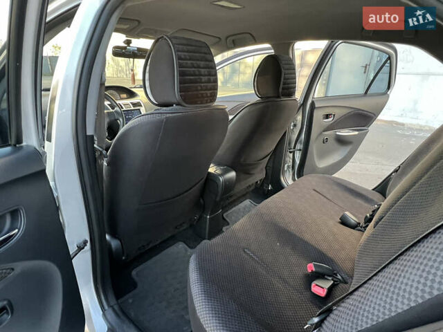 Серый Тойота Ярис, объемом двигателя 1.3 л и пробегом 181 тыс. км за 7300 $, фото 67 на Automoto.ua