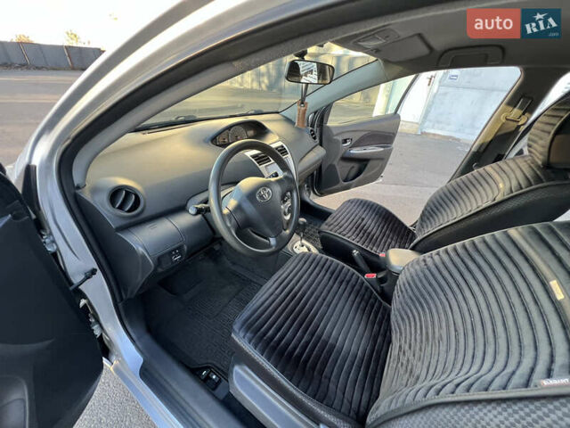 Серый Тойота Ярис, объемом двигателя 1.3 л и пробегом 181 тыс. км за 7300 $, фото 72 на Automoto.ua